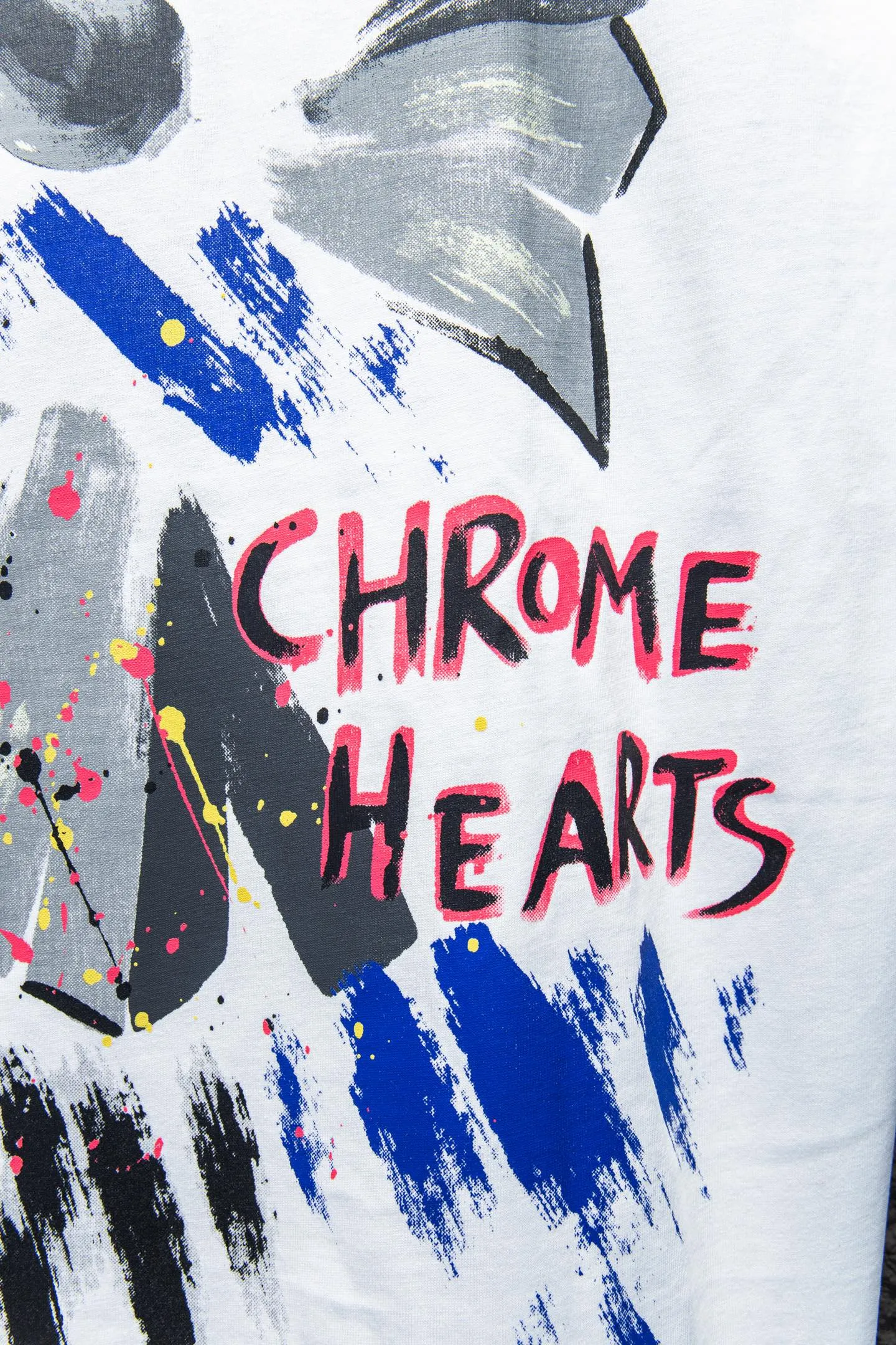 🅿️180 Style No.: 7042# Chrome hearts• 25ss ⚠YB custom-woven and custom-dyed fabrics, colors, prints, styles, and accessories. The fabrics are woven by imported machines. The uniqueness of the cloth texture creates a perfect garment effect. The fabric is made of 260-gram clean cloth with 320-gram 1*1 ribs. 4-color environmentally friendly custom-dyed fabrics, threads in the same cylinder, no color difference.  Gradient graffiti on garments, hand-made graffiti technology on garments, the details of the collar, pockets, cuffs, and front and rear threads are clearly visible. The printing uses Japanese BROTHER white ink digital direct-injection garment printing. This model is a global limited edition. In order to present a product like a work of art, after a long period of repeated determination of details, a very high-standard garment is presented. The front chest is made of direct-injection printing environmentally friendly glue material, using a mechanized printing process. Mechanical printing has high precision, the positioning accuracy can reach ±0.02mm, and the quality is stable.   The body is treated with graffiti elements, which greatly increases the interest of the clothing; it has a unique visual effect. The special washing effect creates a unique aged effect.  Croix Heart Short Sleeve must be the first short-sleeved piece in spring and summer that blurs the boundaries of unisex style. It has a classic dropped shoulder oversize version and a loose and casual upper body.  Color: Black White Size: S M L XL